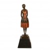 Verkäuferin im traditionellen Kleid - Bronzestatue