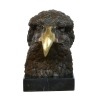 Estatua de bronce del águila