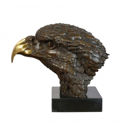 Бронзовая статуя головы орла