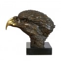 Estatua de bronce de la cabeza de un águila.