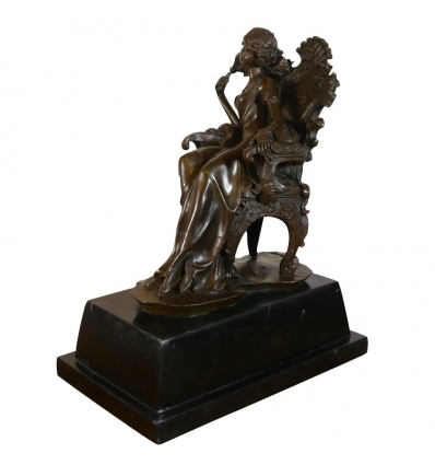 Vrouw zitten op een barokke stoel - standbeeld brons