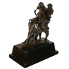 Frau, die auf einem barocken Lehnsessel - Bronzestatue sitzt