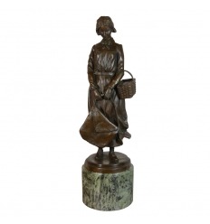 Памятник в бронзе - женщина в корзину