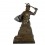 Egy középkori harcos bronz szobor