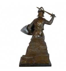 Socha z bronzu středověkého bojovníka