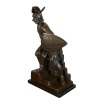 Estatua de bronce de un guerrero medieval.