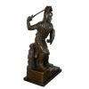 Escultura de bronce de un guerrero medieval templario.