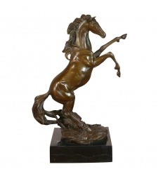 Bronzen standbeeld van een opgezette paard