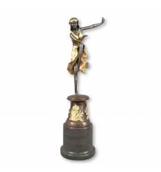 Estatua de bronce de una bailarina.