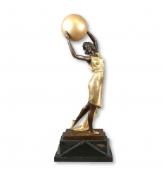 Socha v bronzové art deco - tanečník s míčem