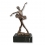 Estatua de bronce de una joven bailarina.