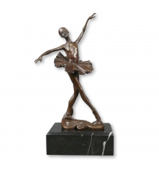 Estatua de bronce de una joven bailarina.