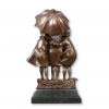 Estátua de Bronze de Três meninas na chuva