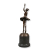 En bronzestatue af en ung danser