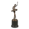 En bronzestatue af en ung danser
