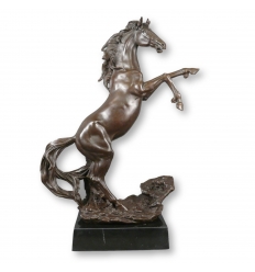 Bronzestatue eines Pferdes