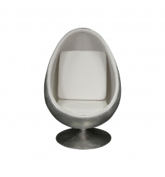 Krzesło lotnika z białym jajkiem