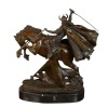 Estatua de bronce de un guerrero vikingo en su caballo. - 
