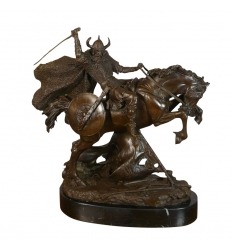 Estatua de bronce de un guerrero vikingo.