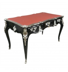 Czarne barokowe biurko pod czerwoną ręką