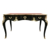 Czarne barokowe biurko pod czerwoną ręką