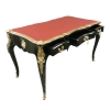 Černý barokní stůl pod červenou rukou