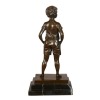 Brons statyett av en pojke i shorts
