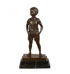 Bronzestatue eines Jungen in kurzen Hosen