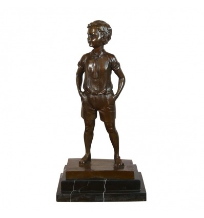 Estatua de bronce de un niño en pantalones cortos.