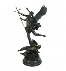 Escultura de bronze St Michel terrassant o dragão