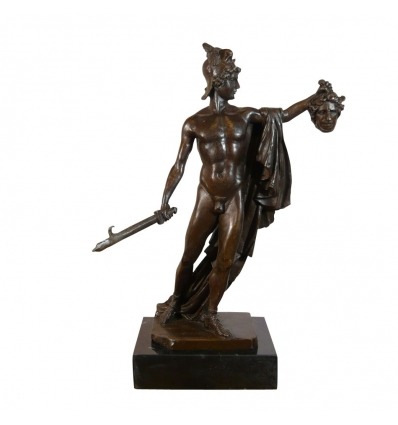 Bronzová socha Persea drží hlavu Medusa