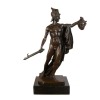 Bronzová socha Persea drží hlavu Medusa