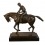 Statua in bronzo di un cavallo. Il fantino