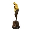 Estatuilla de bronce orientalista de mujer.