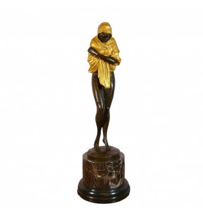 Estatua de bronce orientalista de una mujer.