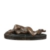 Escultura erótica en bronce de una mujer desnuda.