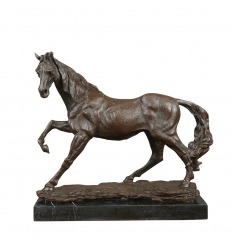 Brązowa statua koni na marmurowej podstawie