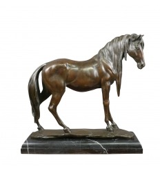 Statue en bronze d'un cheval sur un marbre