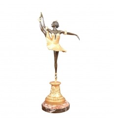 Estatua de bronce de un bailarín