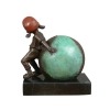 Скульптура из бронзы - ребенка и мяч бейсбол
