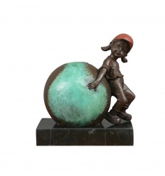 Escultura de bronce - El niño y el béisbol.