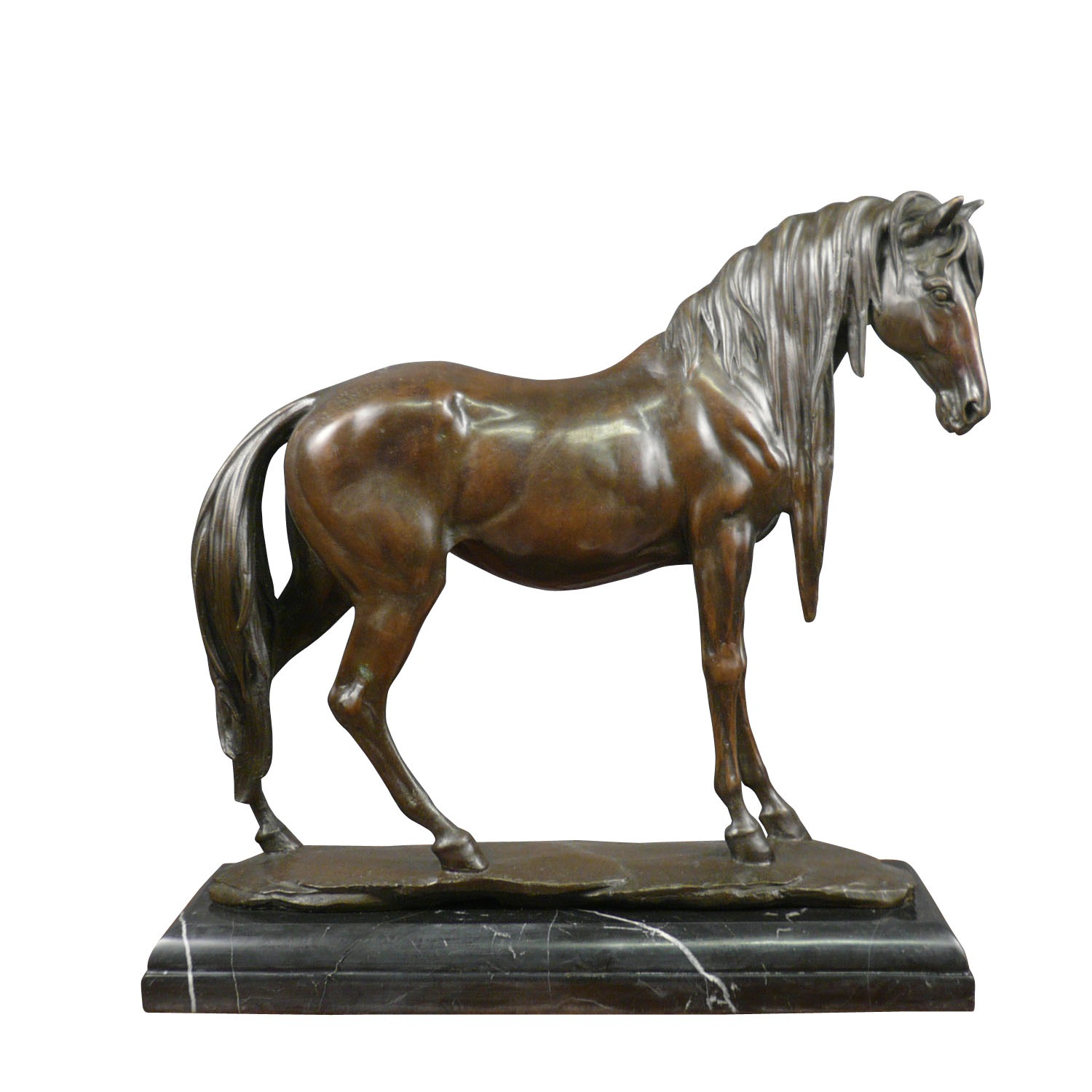 Statue en bronze d'un cheval.