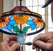 Lampskärm av målat glas Tiffany