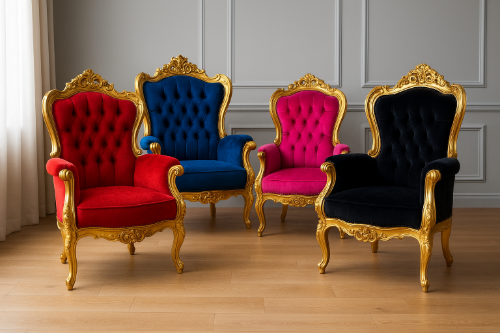 Plusieurs fauteuils baroques en bois massif avec velours coloré, présentant différents modèles et styles dans un décor élégant.