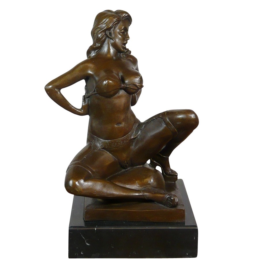 Statue en bronze érotique d'une femme nue assise -