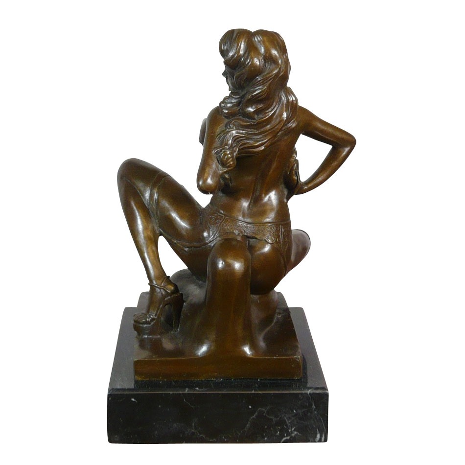 Statue en bronze érotique d'une femme nue assise -